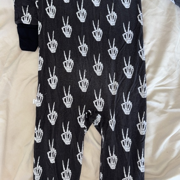 River Babe Threads Bamboo Skeleton Hands PJs - Picture 3 of 3